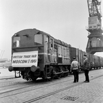 154086 Afbeelding van de diesel-electrische rangeerlocomotief nr. 710 (serie 700) van de N.S. met een speciaal Brits ...